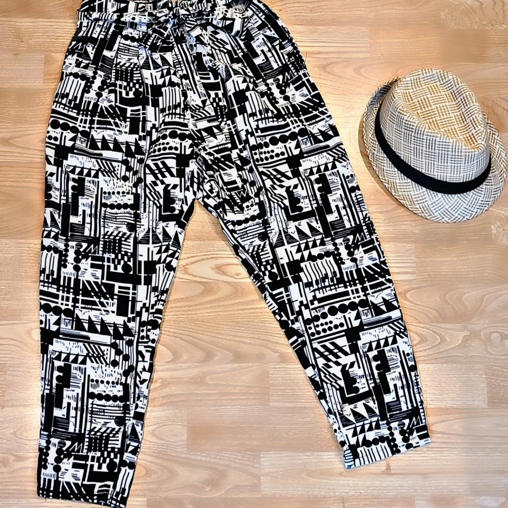 F21 Abstract Belted Black & White pants